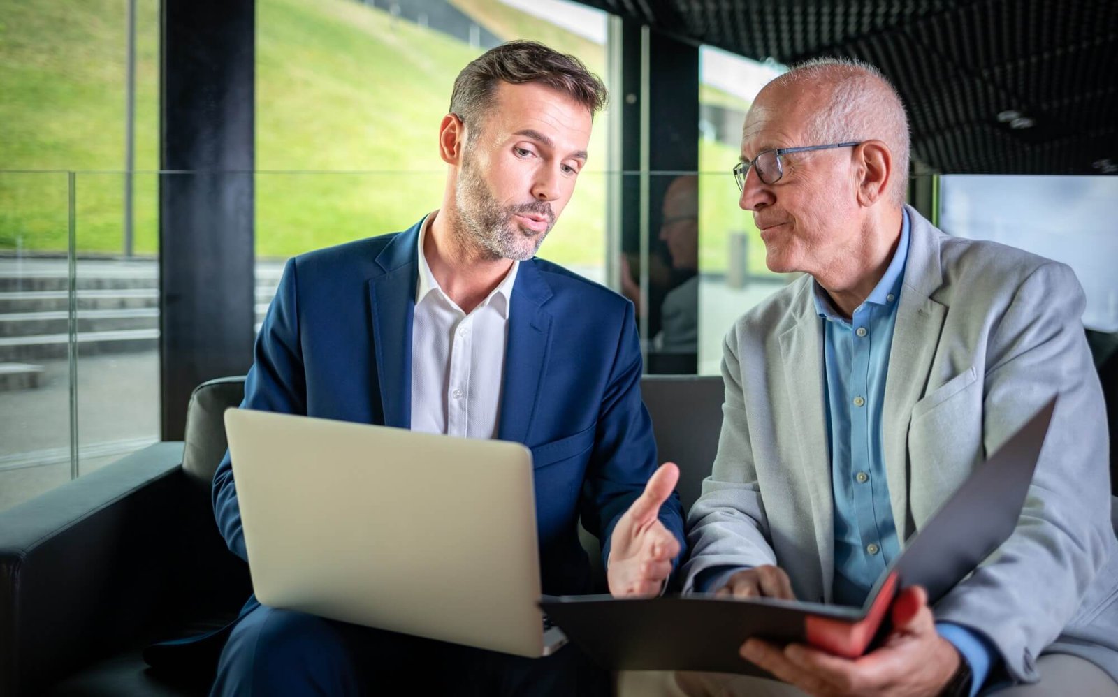Businessman using laptop to discuss information, 2024 10 31 01 59 23 UTC, Custom 1